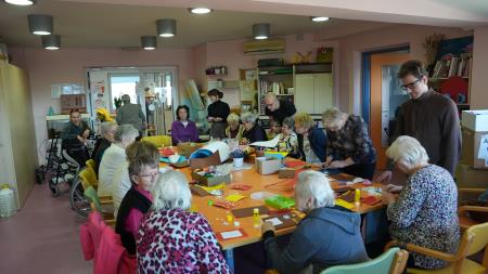 mladi-za-starejse-izdelovanje-voscilnic (3)